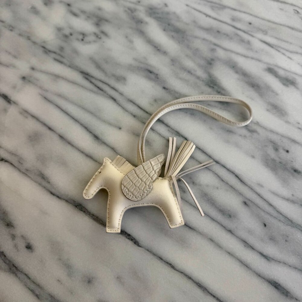 🇫🇷 - Hermes: Light (Cream) Pegasus Leather Bag Charm with Crocodile Skin Wing - Picture 4 of 4
